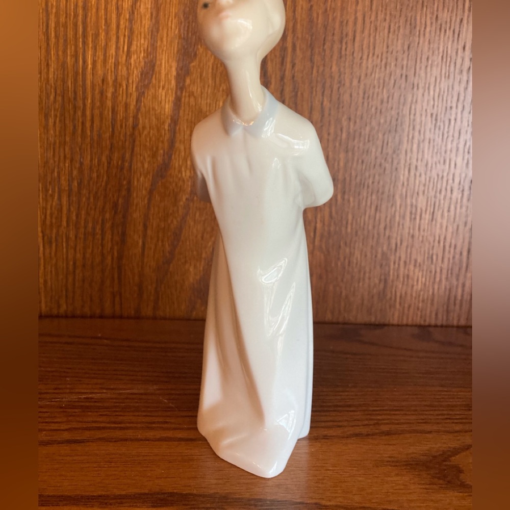 Lladro     No 4869    Boy Kissing  Includes box